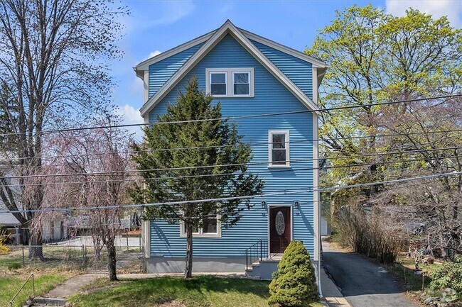 Building Photo - 32 Summer St Unit 3rd Rental