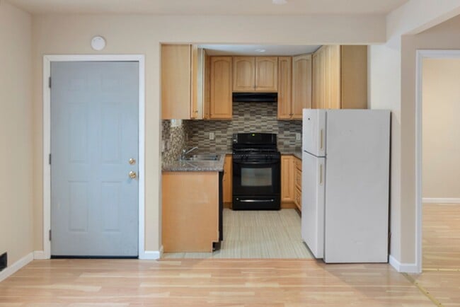 Building Photo - Eastlawn 1 &amp; 2 Unit 5827 Eastlawn Rental