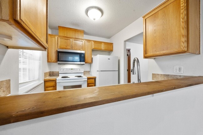 Building Photo - 1 Bed / 1 Bath Apartment – Updated Flooring – Convenient NE Portland Location Unit 12901 B