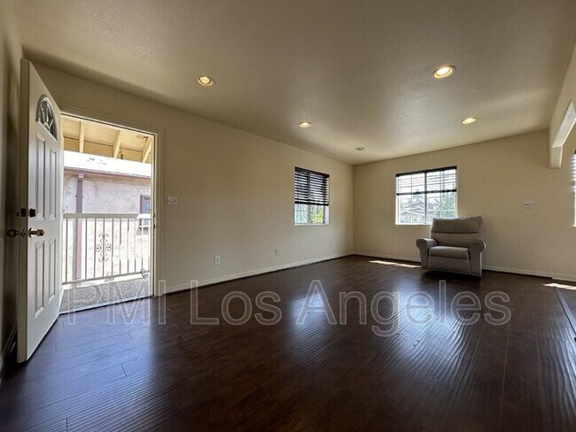 Photo - 725 Cornwell St