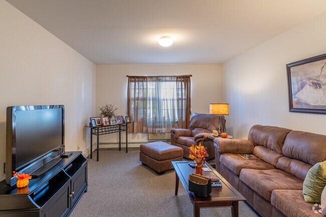 1BR, 1BA - 567SF - Living Room / Dining Room