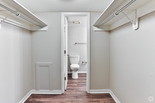 2BR, 2BA - 985SF - B1 - Primary Bathroom
