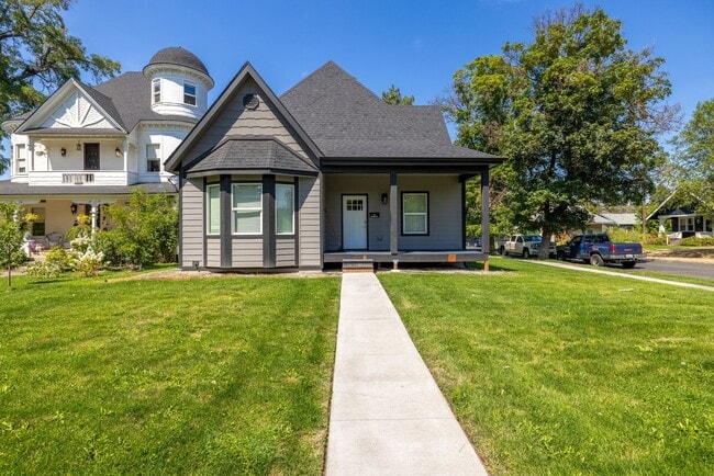 Building Photo - Newer 5 Bed, 3 Bath Home with over 3100+ s...