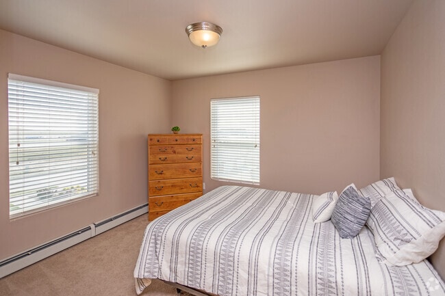 3BR, 2BA, Furnished - 1,195 - 1,440SF