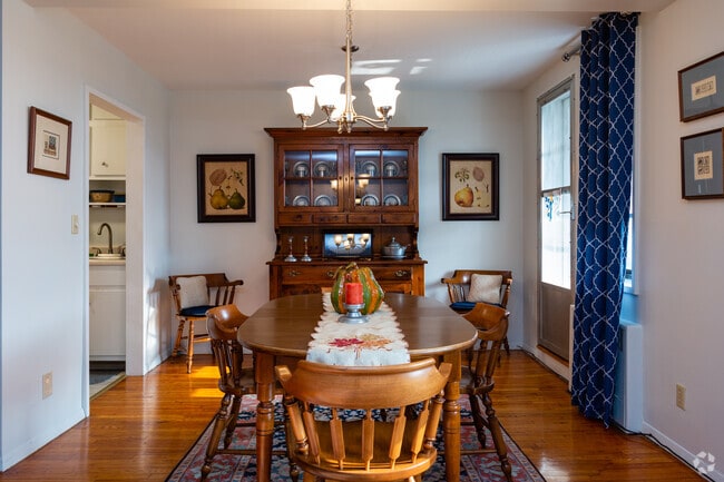 3BR, 2BA-1180SF