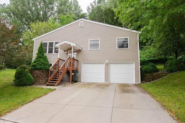 Building Photo - Beautiful Furnished Home on Quiet Cul-de-Sac