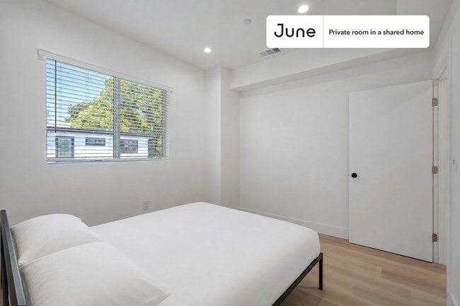 Building Photo - Room in Shared 4 bed/3 bath home in Hollywood