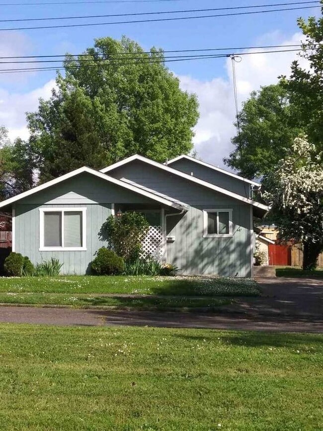 Building Photo - 3 bedroom 2 bath home close to downtown