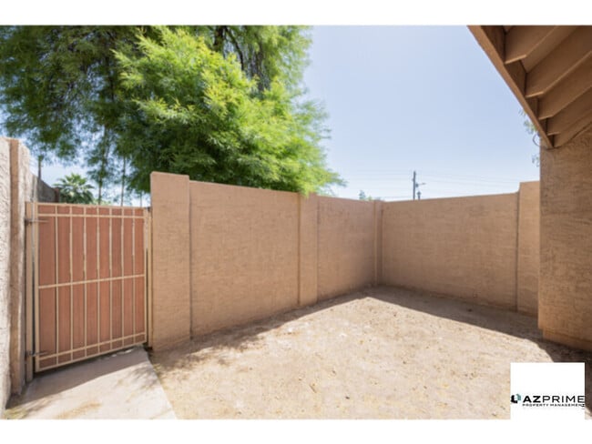 Photo - Discover this Impressive 2/1.5 Glendale Townhouse!