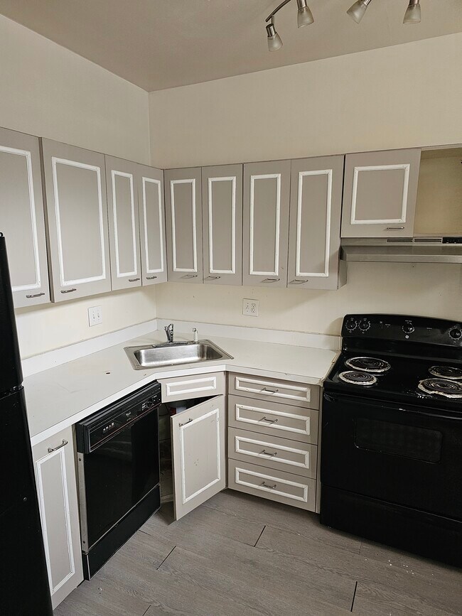 fully equipped Kitchen - 2023 S Compton Ave