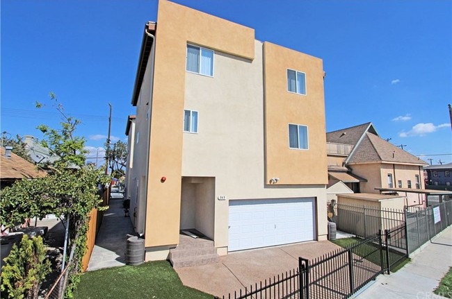 Photo - 343 E 37th St