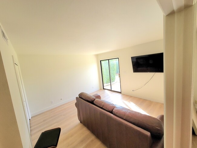 Photo - 300 W 2025 S