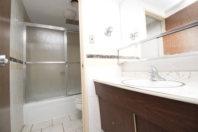 Photo - QUEENSBURY APARTMENTS -- 062