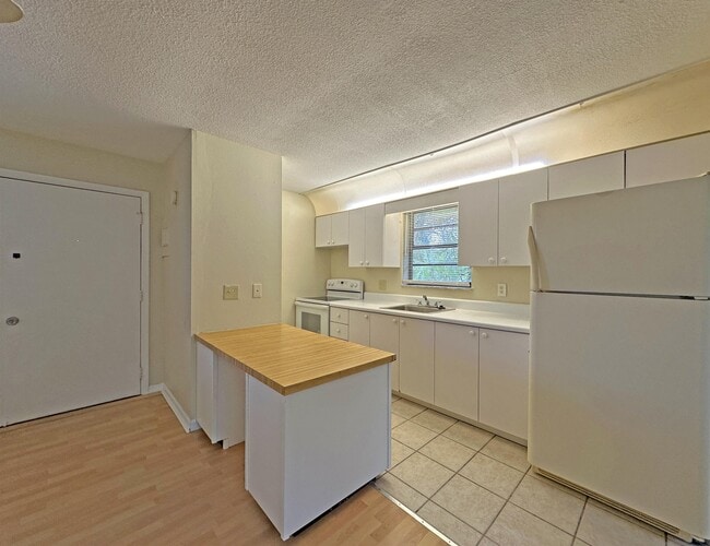 Photo - 1021 SE Monterey Rd