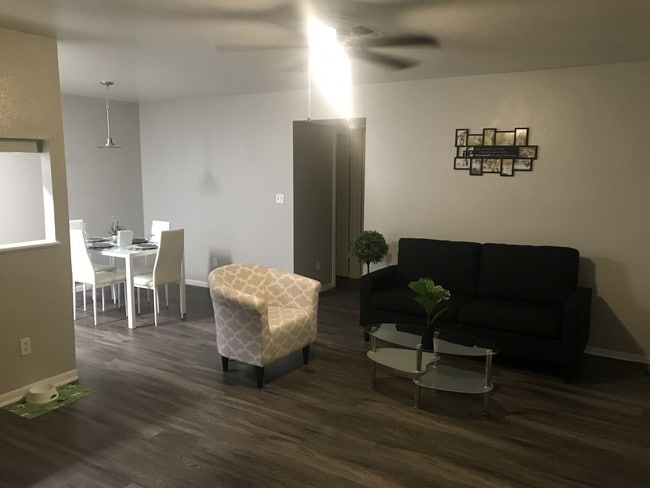 Photo - Las Palomas Apartments