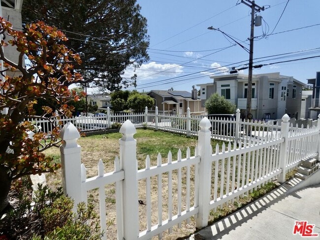 Photo - 1913 Marshallfield Ln
