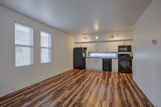 Photo - Square 131 - 4880 - 12 Plex