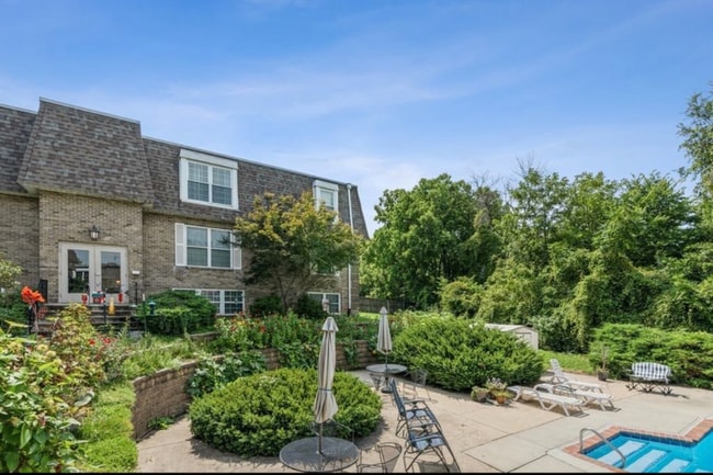 Photo - 1100 E 6th St