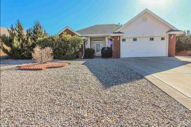 Building Photo - Lovely 3 Bedroom home