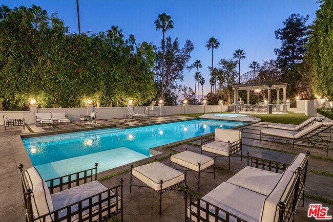 402 Doheny Rd