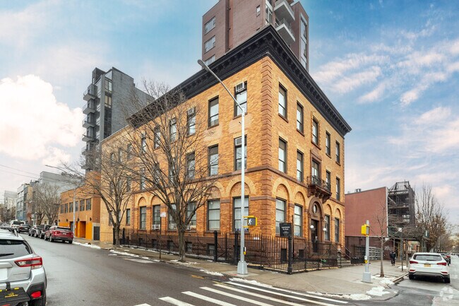 484 Humboldt Street - 484 Humboldt St