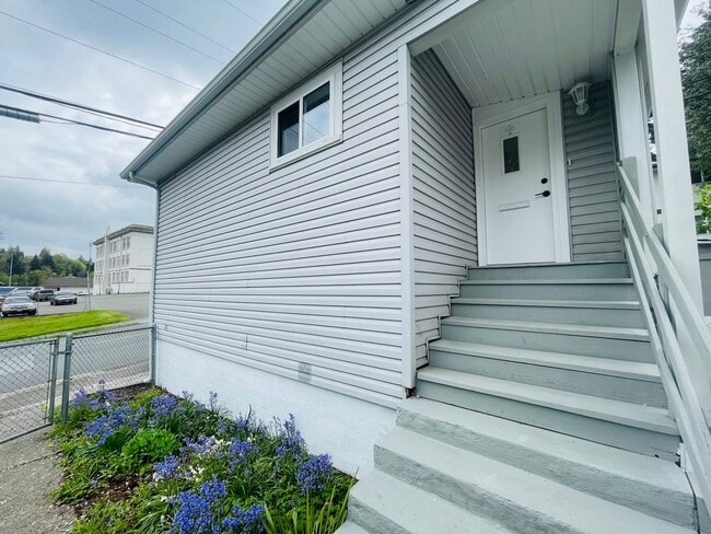 Building Photo - 1 Bedroom 1 Bathroom House, With Two Car Garage! $2095 per month
