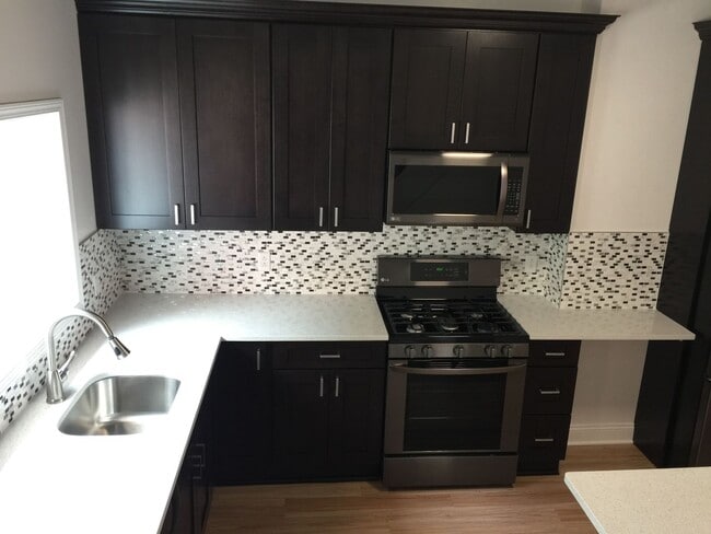 Building Photo - New Renovation - South Side Flats