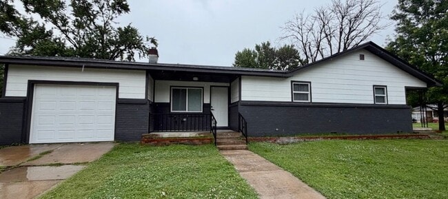 Building Photo - LARGE 4 BEDROOM ALL REMODELED