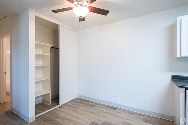 2BR, 2BA - 906SF - Dining Room
