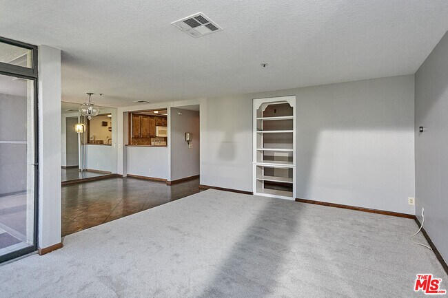 Photo - 880 W 1st St