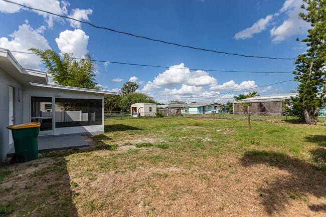 Photo - 3208 Pinetree St