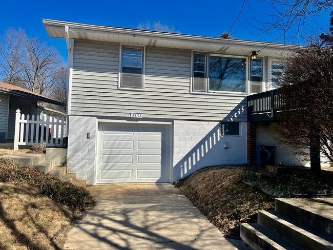 3338 Elm St