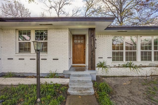Photo - 2222 Springhill Dr House