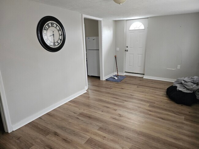 Sala de estar - 613 Poplar St Unidad B