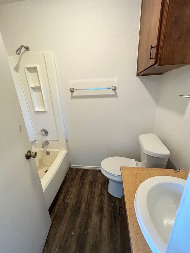 Photo - 4618 Erskine St Unidad B