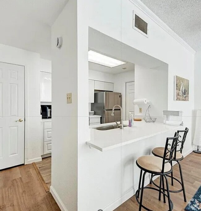 Building Photo - 807 W 25th St Unit 214 Rental
