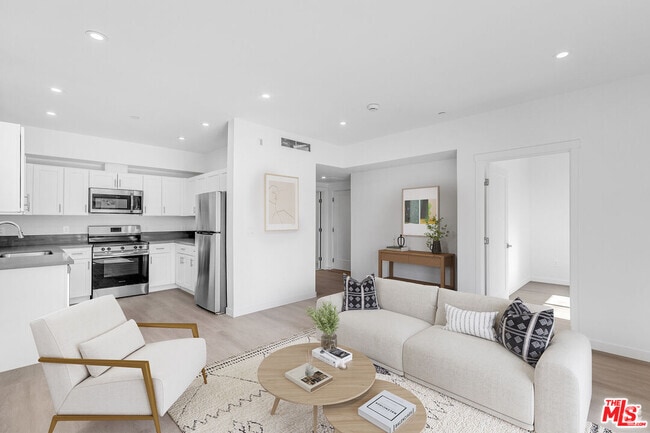 Building Photo - 1227 N Berendo St Unit #102 Rental