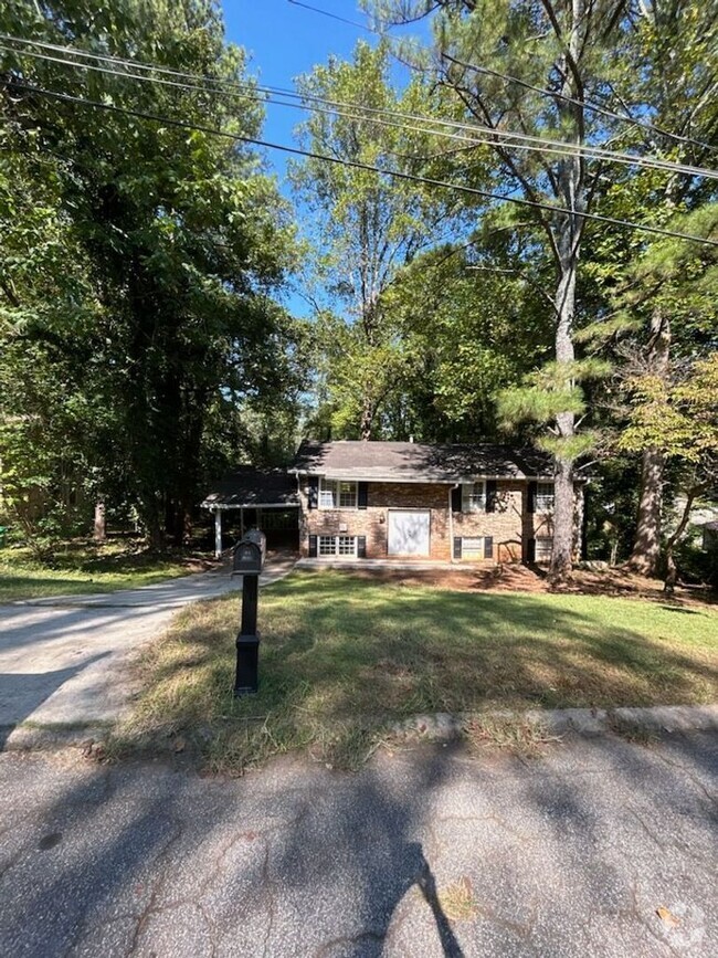 Building Photo - Spacious Home in Quiet Neighborhood