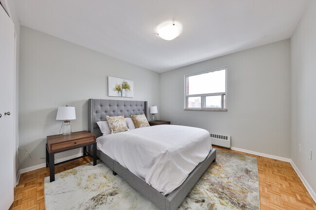 Cozy Bedroom - 123 / 125 Railroad