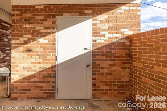 Photo - 213 Roslyn Rd