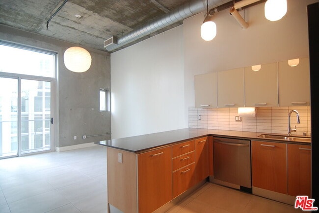 Building Photo - 645 W 9th St Unit 725