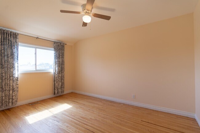 Photo - 728 Krosno Blvd