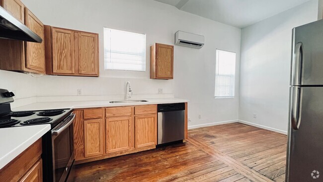 Building Photo - 1113 E 2nd St Unit C Rental