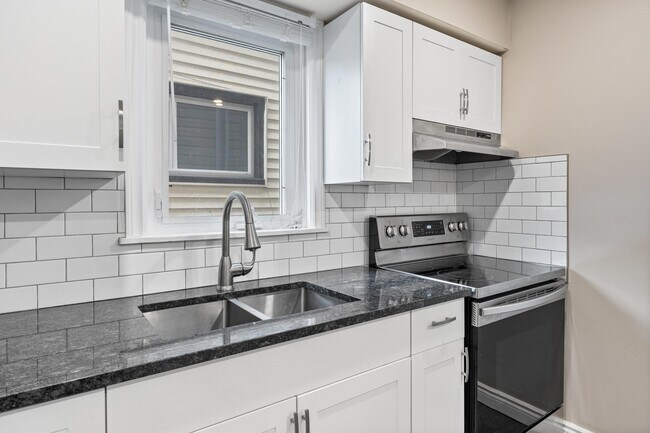 Photo - 835 Moy Ave