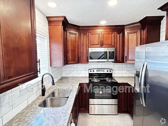 Building Photo - 111 E 1st St Rental