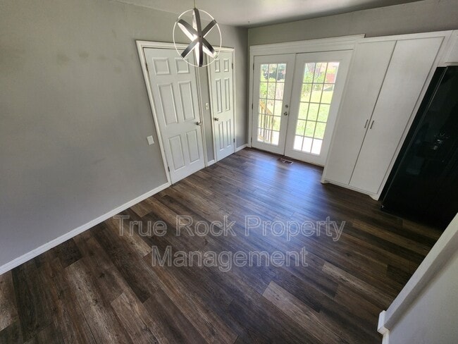 Photo - 1008 E 6th