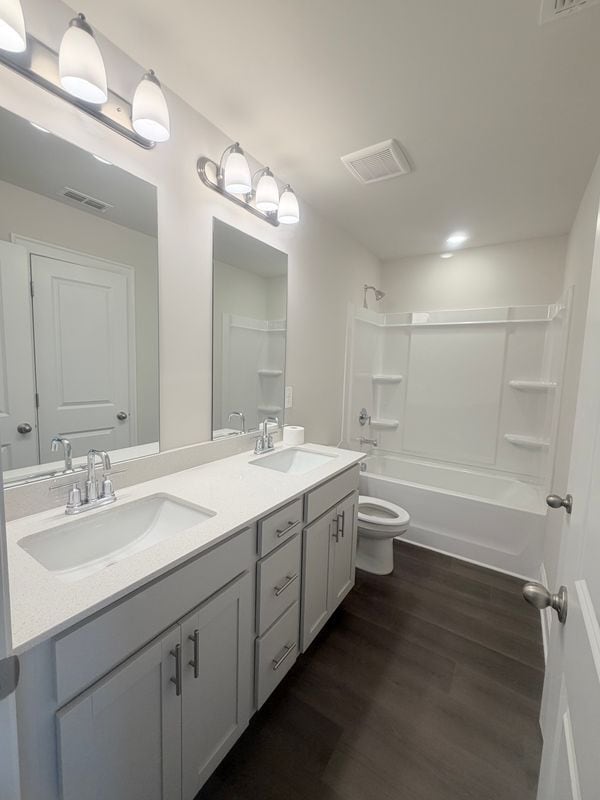 Photo - 2756 Devon Vale St