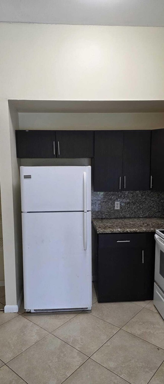 Building Photo - 6992 SW 39th St Unit I303