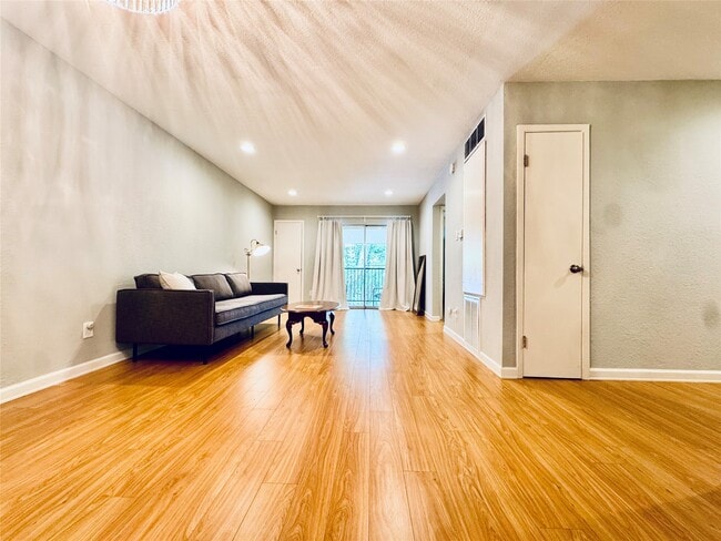 Building Photo - 3131 Cummins St Unit 86