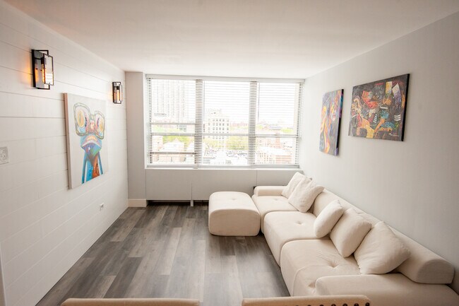 Photo - 655 W Irving Park Rd Unidad 607
